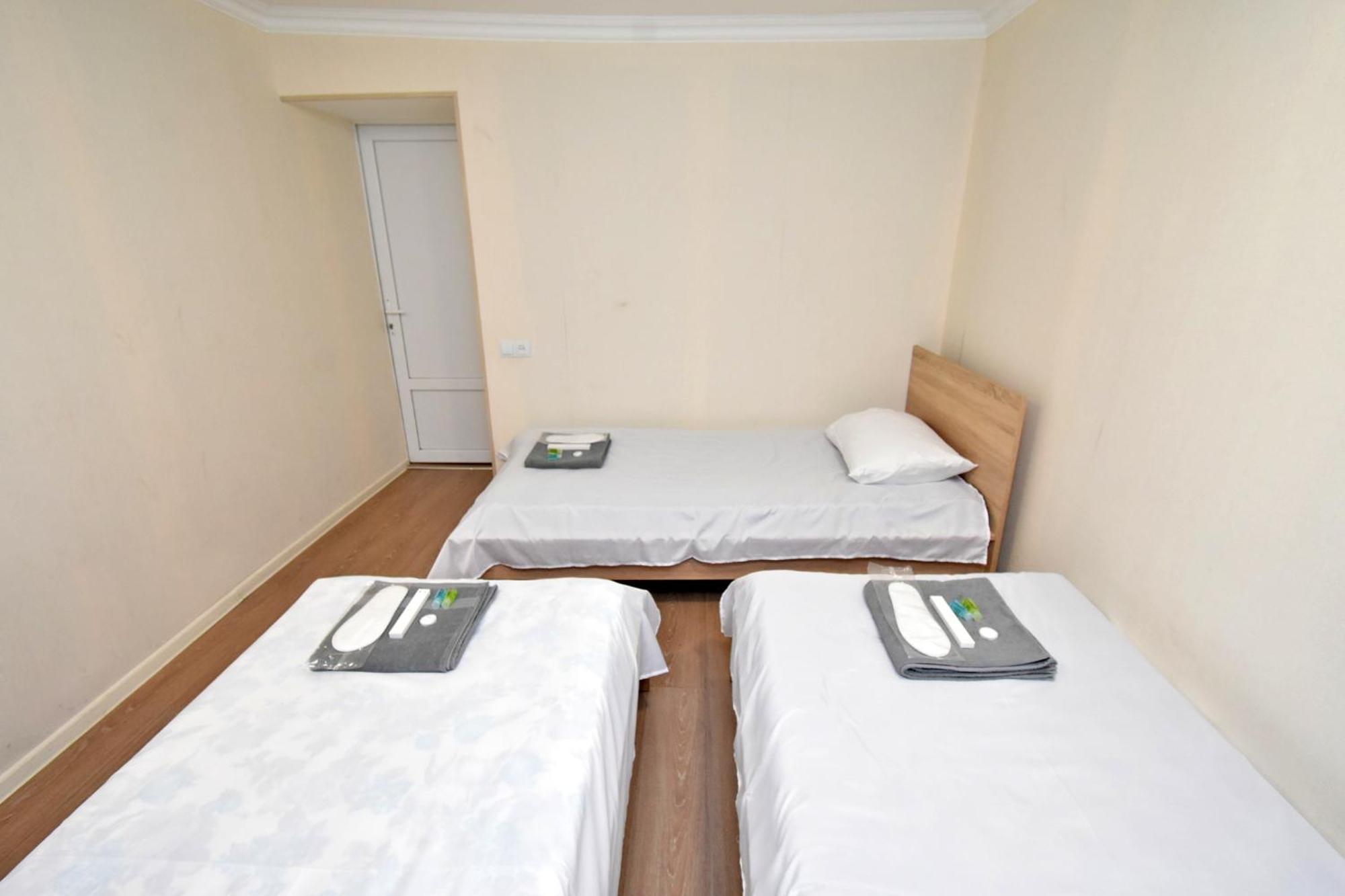 Hotel Aaaa Erevan Esterno foto