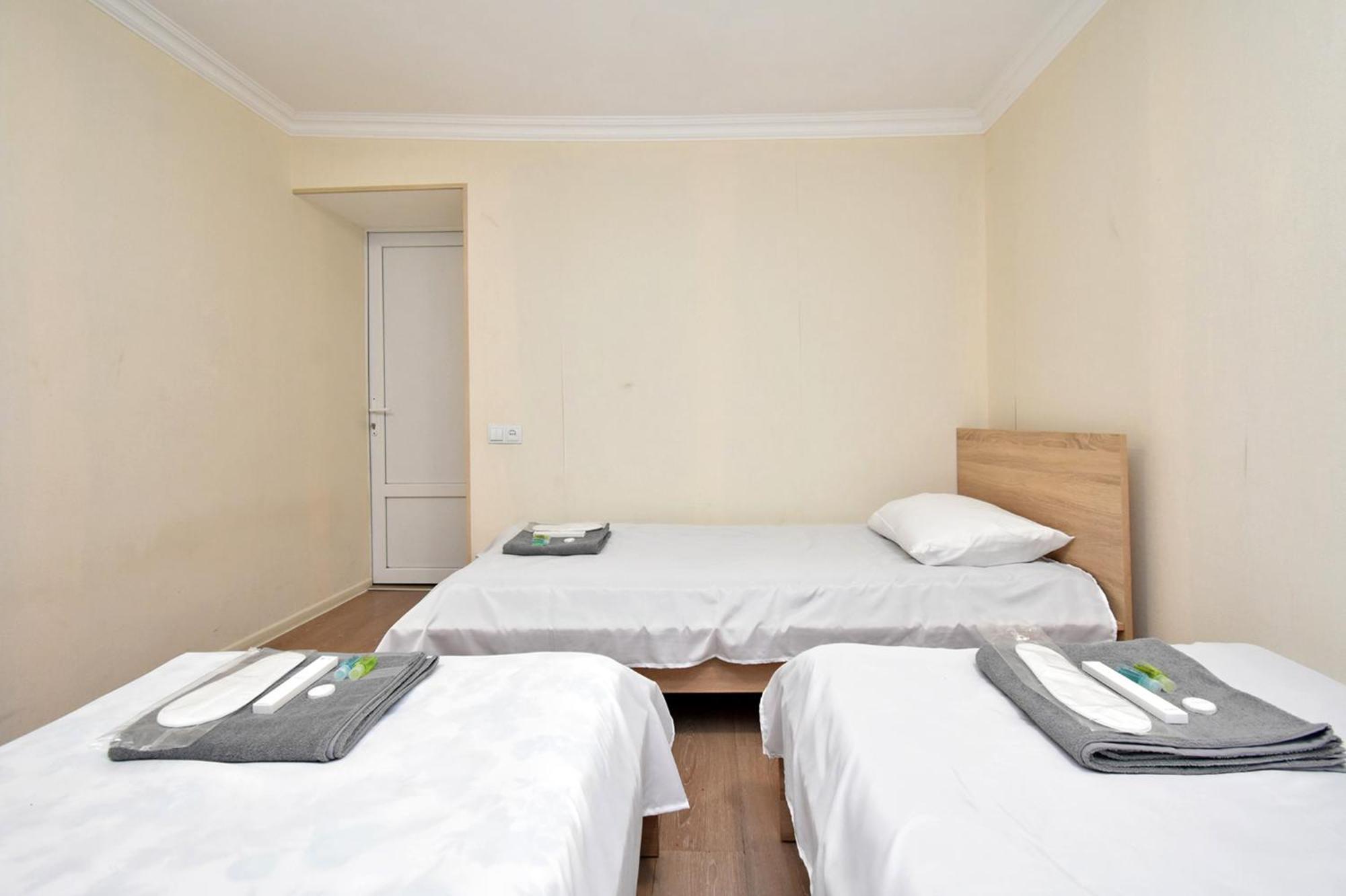 Hotel Aaaa Erevan Esterno foto